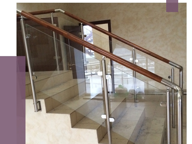 Комбинированные перила из металла и дерева в Грозном