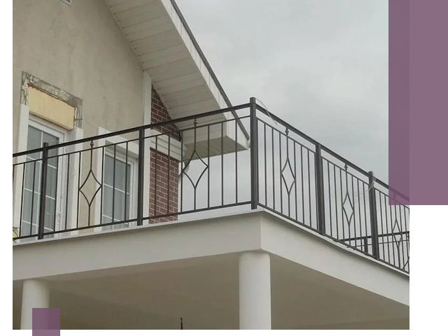 Изготовление балконных ограждений в Грозном из металла и стекла